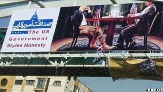 نصب بنرهای تبلیغاتی در تهران برای «تخریب» مذاکرات ایران و آمریکا 